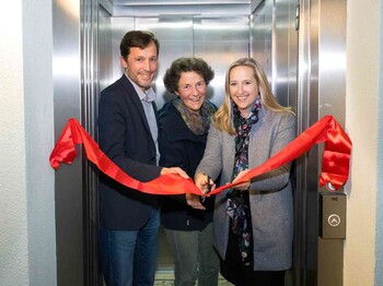 Gemeinsamer Banddurchschnitt zur Eröffnung des Aufzugs mit Sabine Tittler (Partnerin Bank Gutmann), Klaus Schwertner (Caritasdirektor) und Clementine Rath (Leiterin Haus Immanuel). © Stefanie Steindl