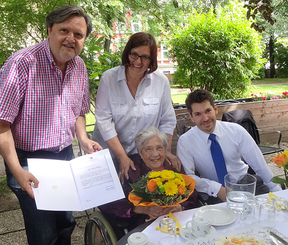 Frau Schmid, Bewohnerin im Caritas Haus Schönbrunn, feierte ihren Geburtstag