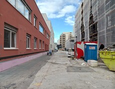 SOB-Gebäude, hinten rechts Turnsaal mit Funktionsräumen - 21.10.2023