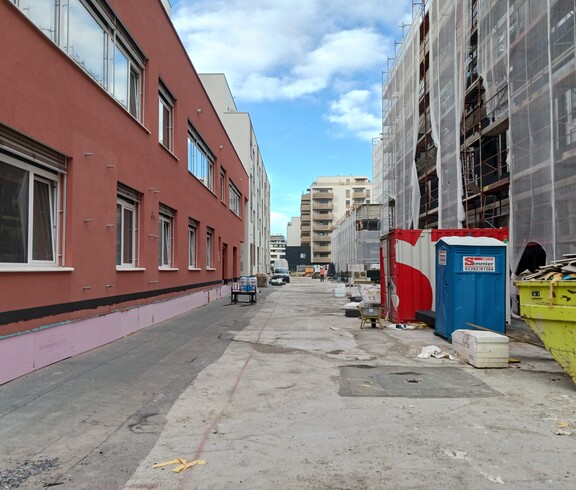 SOB-Gebäude, hinten rechts Turnsaal mit Funktionsräumen - 21.10.2023