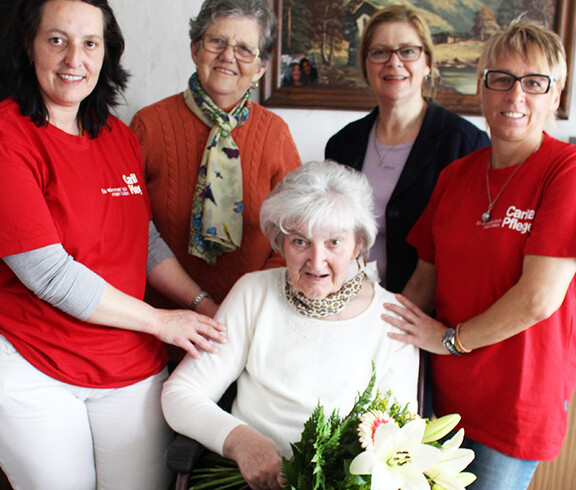 Gertrude Kasper, Kundin der Caritas Pflege Zuhause Haugsdorf, feierte ihren 80. Geburtstag