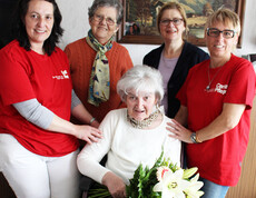 Gertrude Kasper, Kundin der Caritas Pflege Zuhause Haugsdorf, feierte ihren 80. Geburtstag