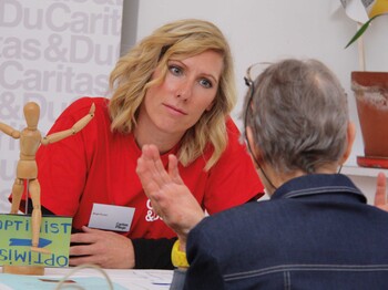 Zwei Menschen in Beratungssituation