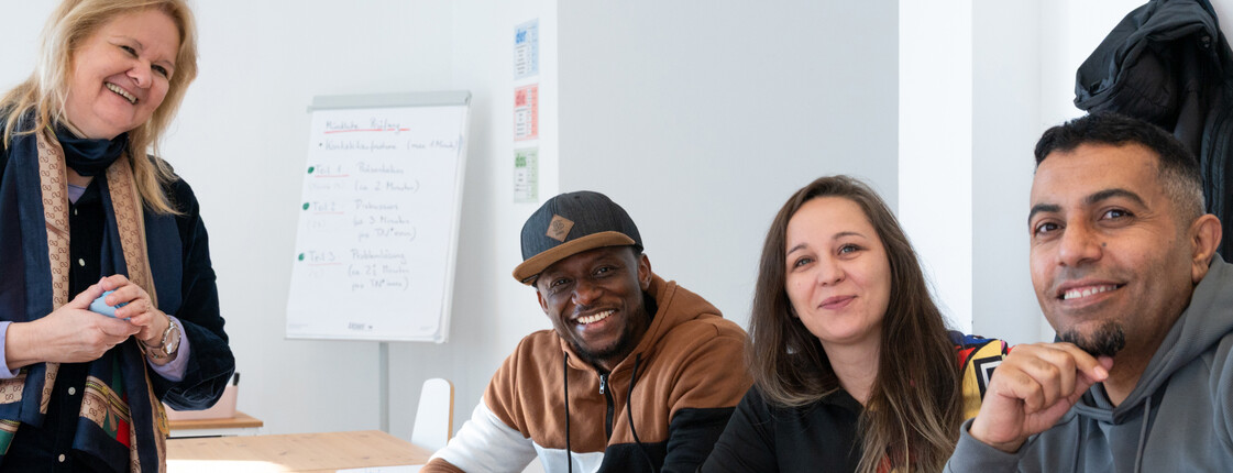 Lehrperson mit 3 Teilnehmer*innen