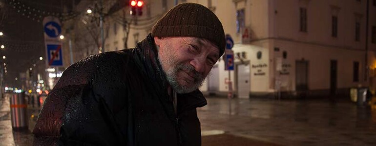 Obdachloser Mann im Regen