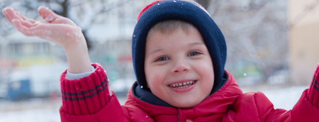 Kind spielt im Schnee Kind spielt im Schnee