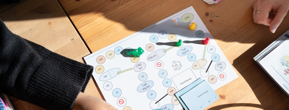 Würfelspiel auf einem Tisch