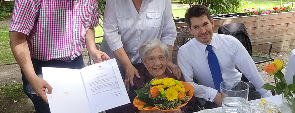Frau Schmid, Bewohnerin im Caritas Haus Schönbrunn, feierte ihren Geburtstag