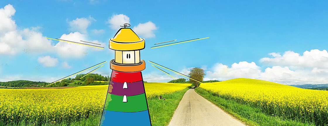 Leuchtturm als Comic dargestellt in den Farben Gelb, Orange, Rot, Violett, Grün und Blau. Der Leuchtturm ist im Vordergrund und geht vom vorderen Bildrand weg. Blick ist zum Betrachter gerichtet. Links und rechts gehen jeweils 4 Diagonale Striche weg, die das Leuchten des Leuchtturms symbolisieren. Hintergrund ist ein Foto von Rapsfeldern mit Blauem Himmel und Wolken in der Mitte ist ein Weg. Im Hintergrund ist ein Baum beim Weg.