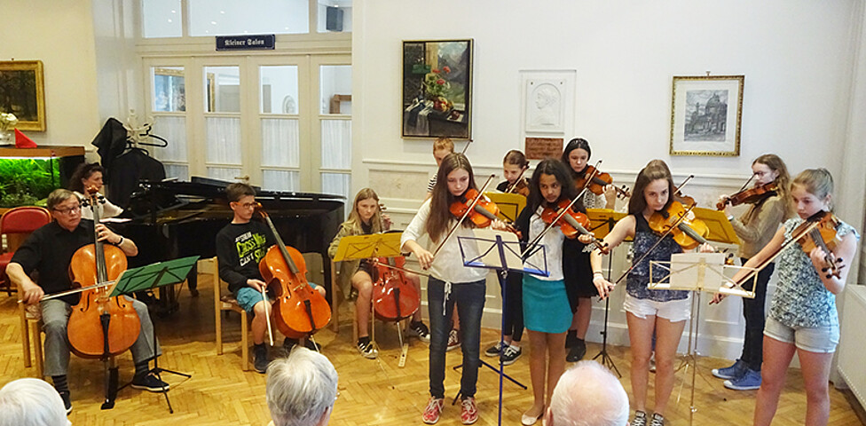 Eine Klasse des Musikgymnasium in Münster erfreute die BewohnerInnen im Haus Schönbrunn mit einem schwungvollen Konzert.