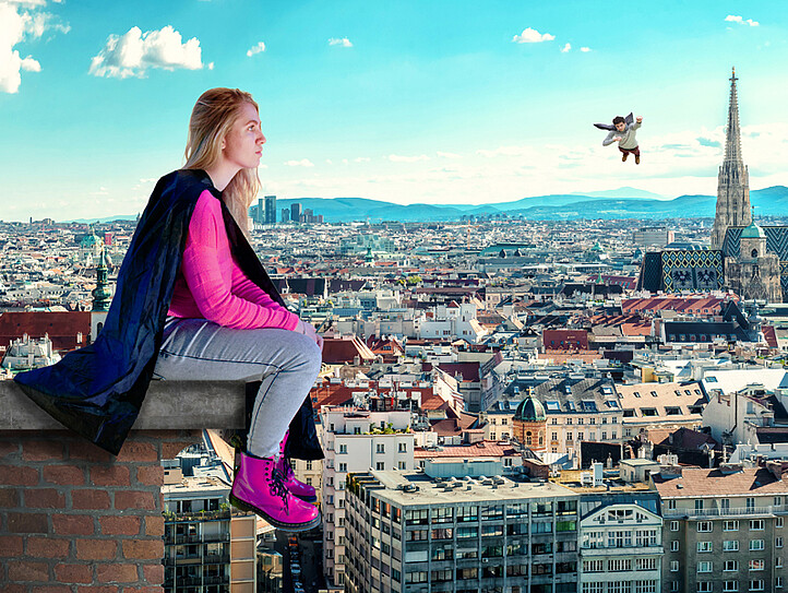 Junge Frau schaut über die Dächer Wiens