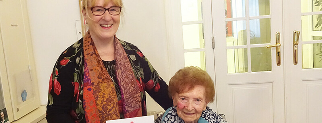 Anna Derfler, Bezirksrätin in Meidling, gratuliert Bewohnerin Florentine Haluzik zum 90. Geburtstag im Haus Schönbrunn