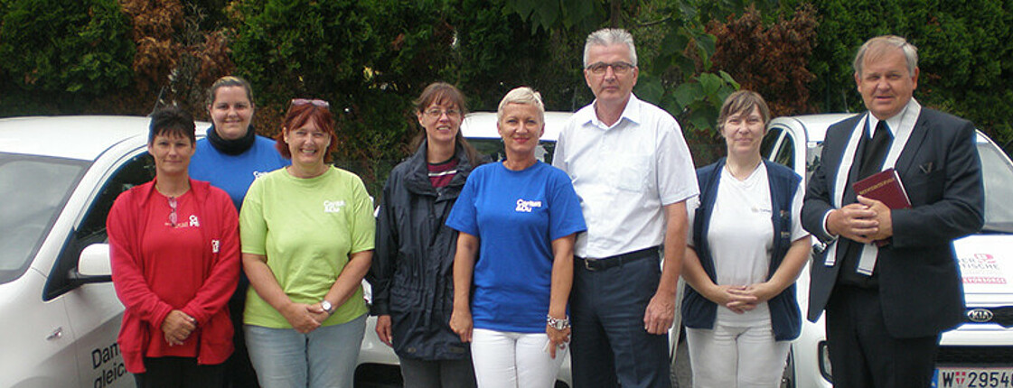 Das Team der Caritas Pflege Zuhause in Hohenau freut sich über neue Fahrzeuge.