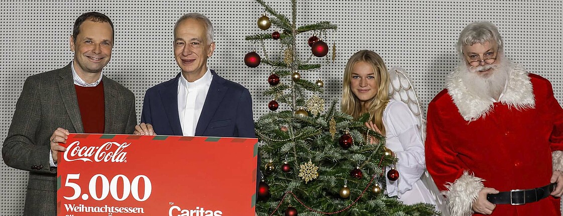 Michael Landau, Präsident der Caritas Österreich (2.v.l.) und Philipp Bodzenta (Coca-Cola) mit Christkind und Weihnachtsmann © Christian Husar