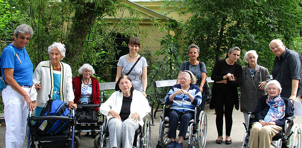 BewohnerInnen aus dem Haus Franz Borgia beim Ausflug nach Schönbrunn