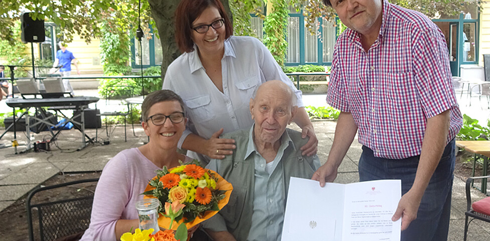Herr Neuwirth, Bewohner im Caritas Haus Schönbrunn, feierte ihren Geburtstag