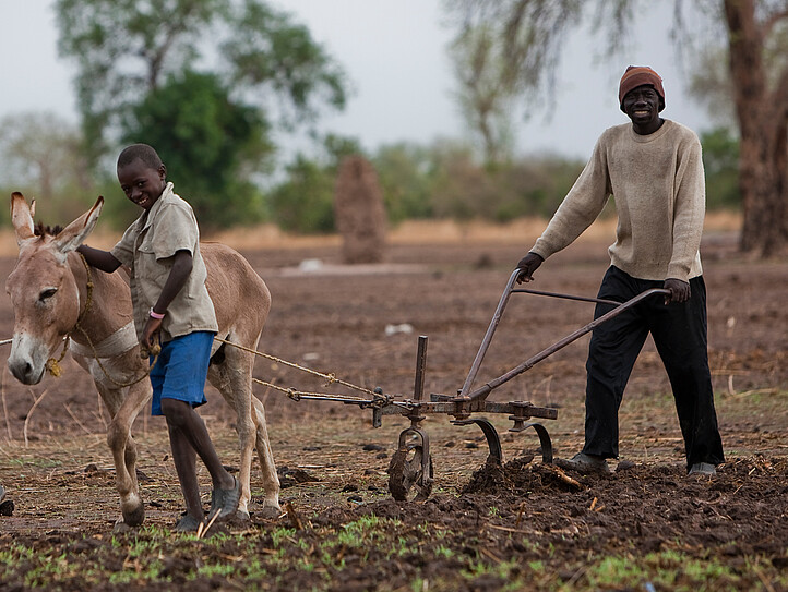 Vater und Sohn am Feld im Senegal