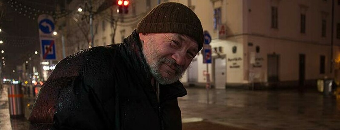 Obdachloser Mann im Regen